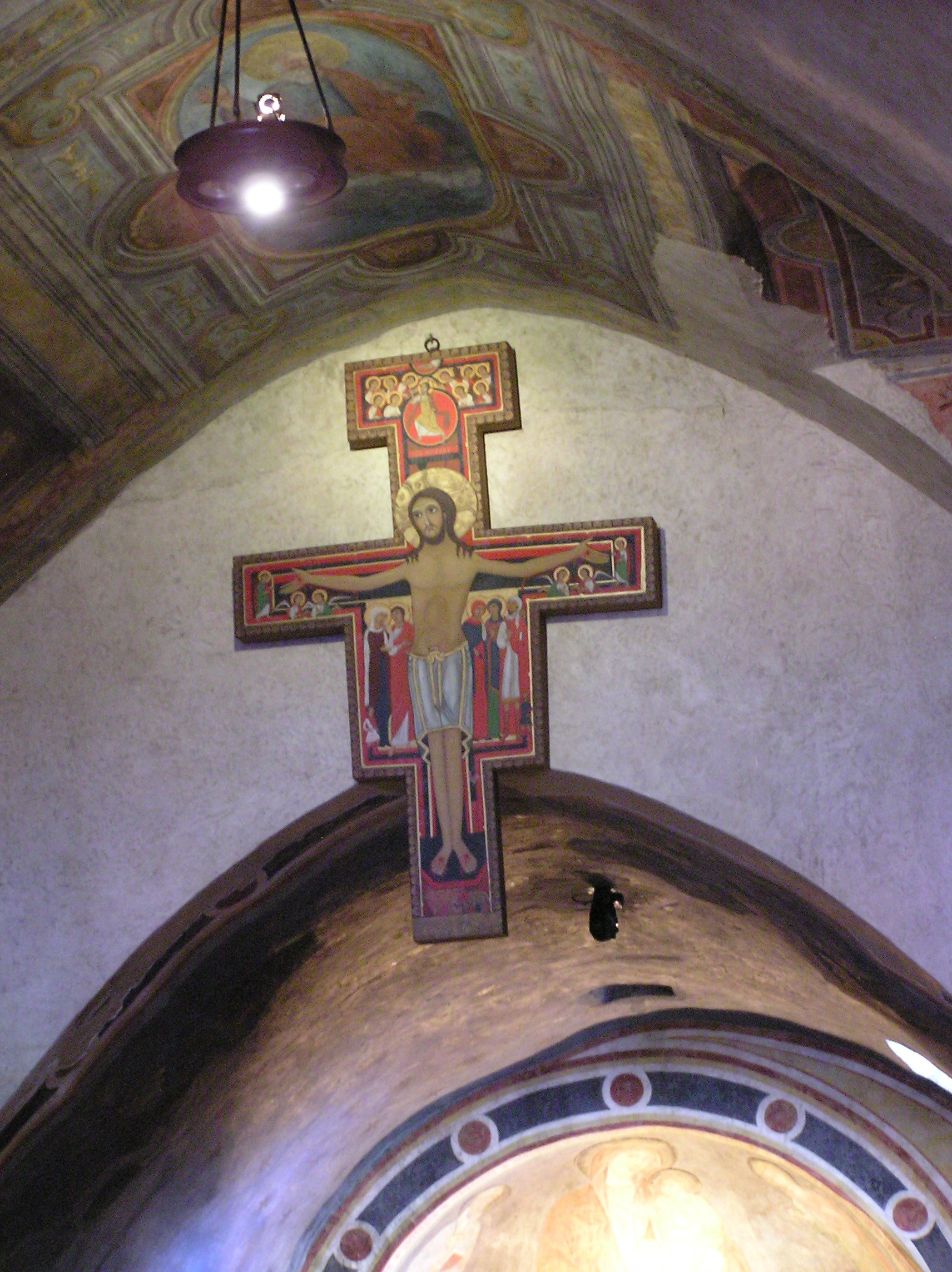 A public-domain photograph of the San Damiano Cross in its chapel
